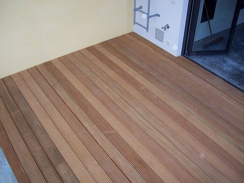 Terrasse mit Belag aus Bangkirai auf Flachdach oder Vordach