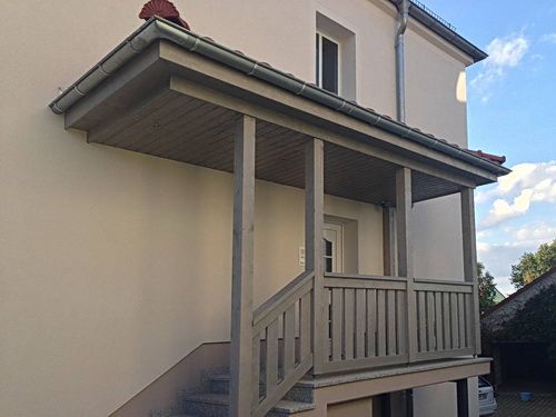 Vordach Geländer Sichtdecke Walmdachkonstruktion